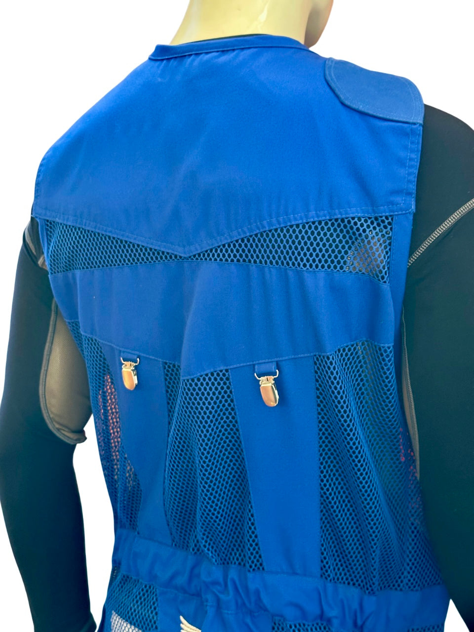 Gilet K11 Trap Basic Blu indossato su campo da tiro al piattello