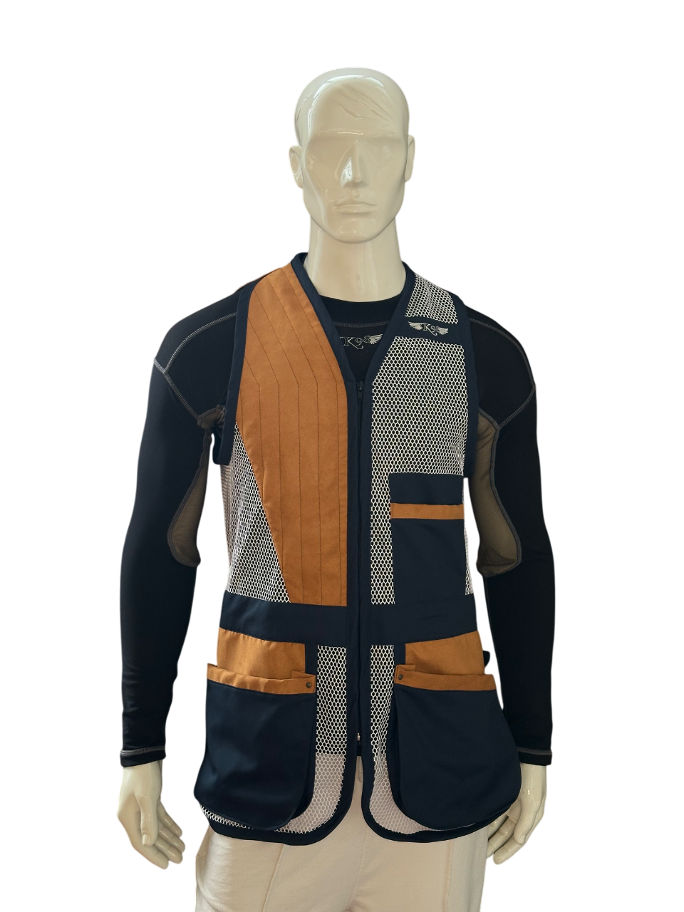 Gilet da tiro K98 K7 blu e bianco, vista frontale con dettagli in ecopelle marrone, ideale per il tiro a volo.
