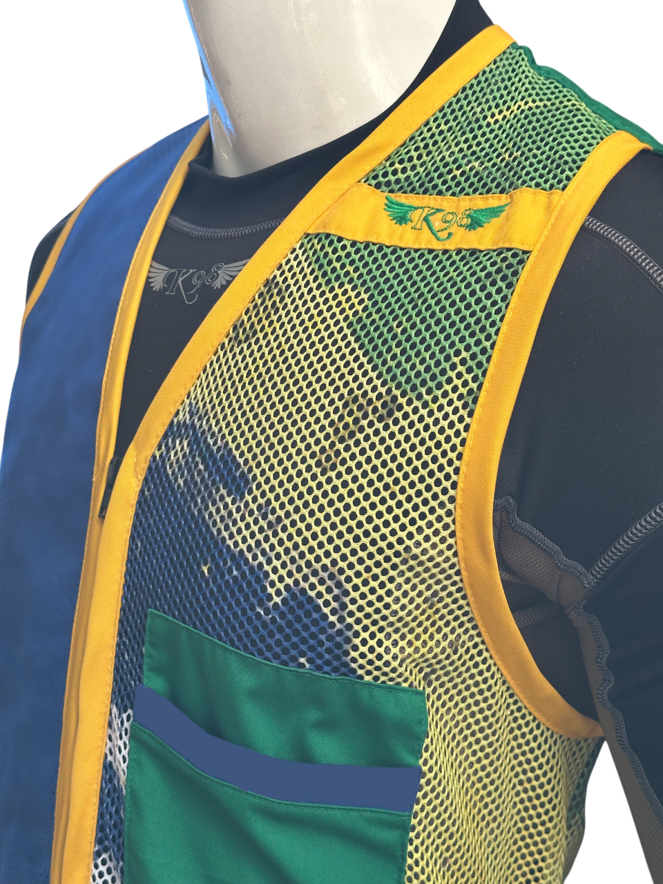 Gilet K98 K11 Trap Flag Brasile indossato da modello, ideale per le discipline Trap, Skeet e Sporting