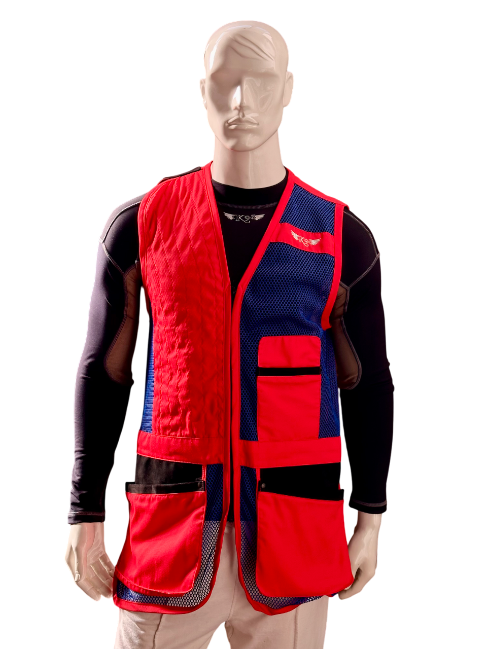 Gilet da tiro K98 K7 Trap con rete blu royal, tessuto rosso e spallaccio in ecopelle nera, vista frontale