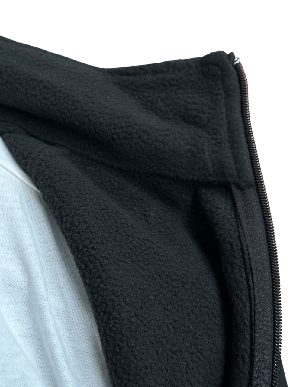 Giacca Softshell Tech K98 indossata da modello, ideale per attività all'aperto e condizioni climatiche variabili
