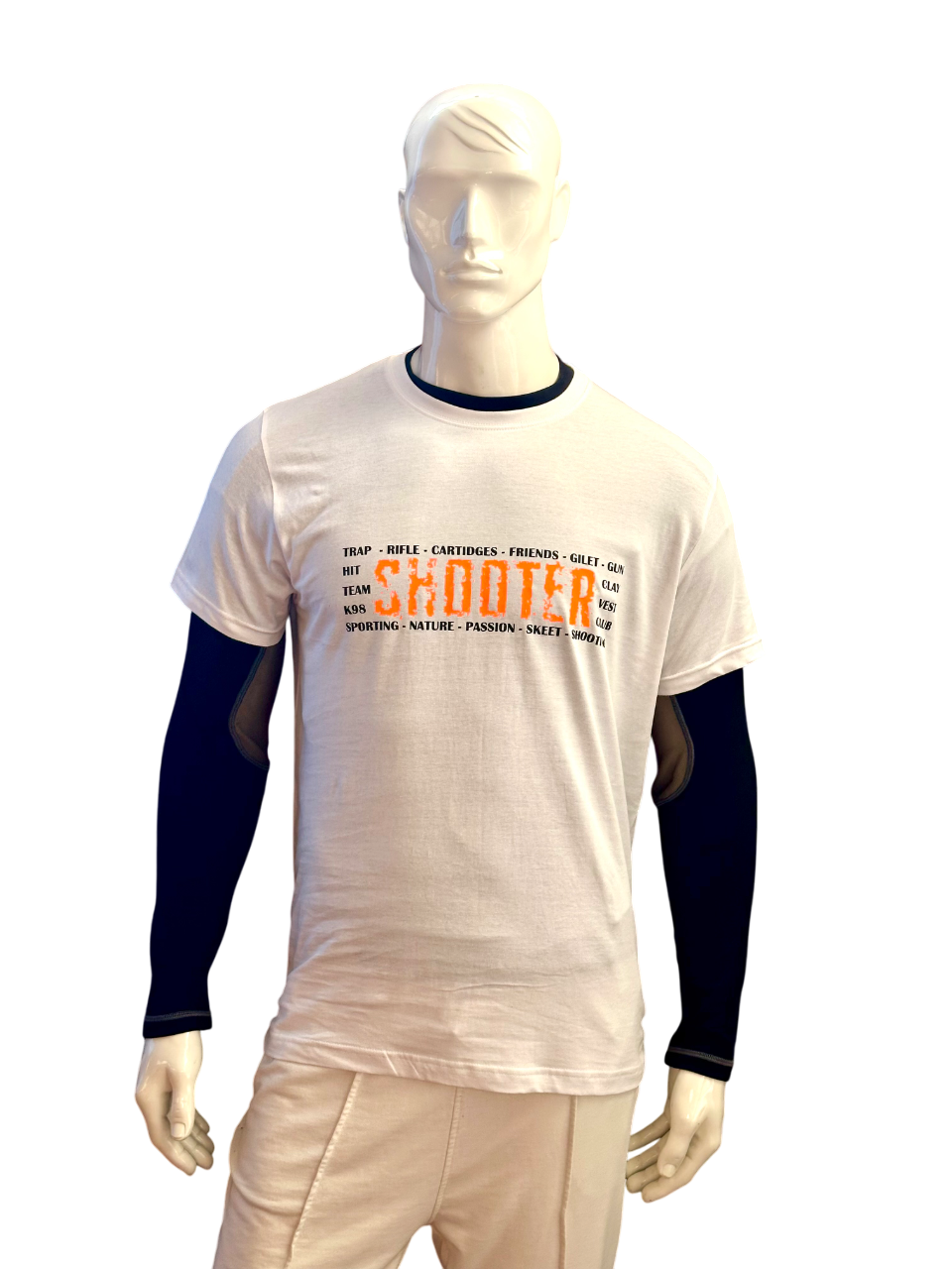 T-shirt K98 Shooter bianca vista frontale, design sportivo in cotone biologico