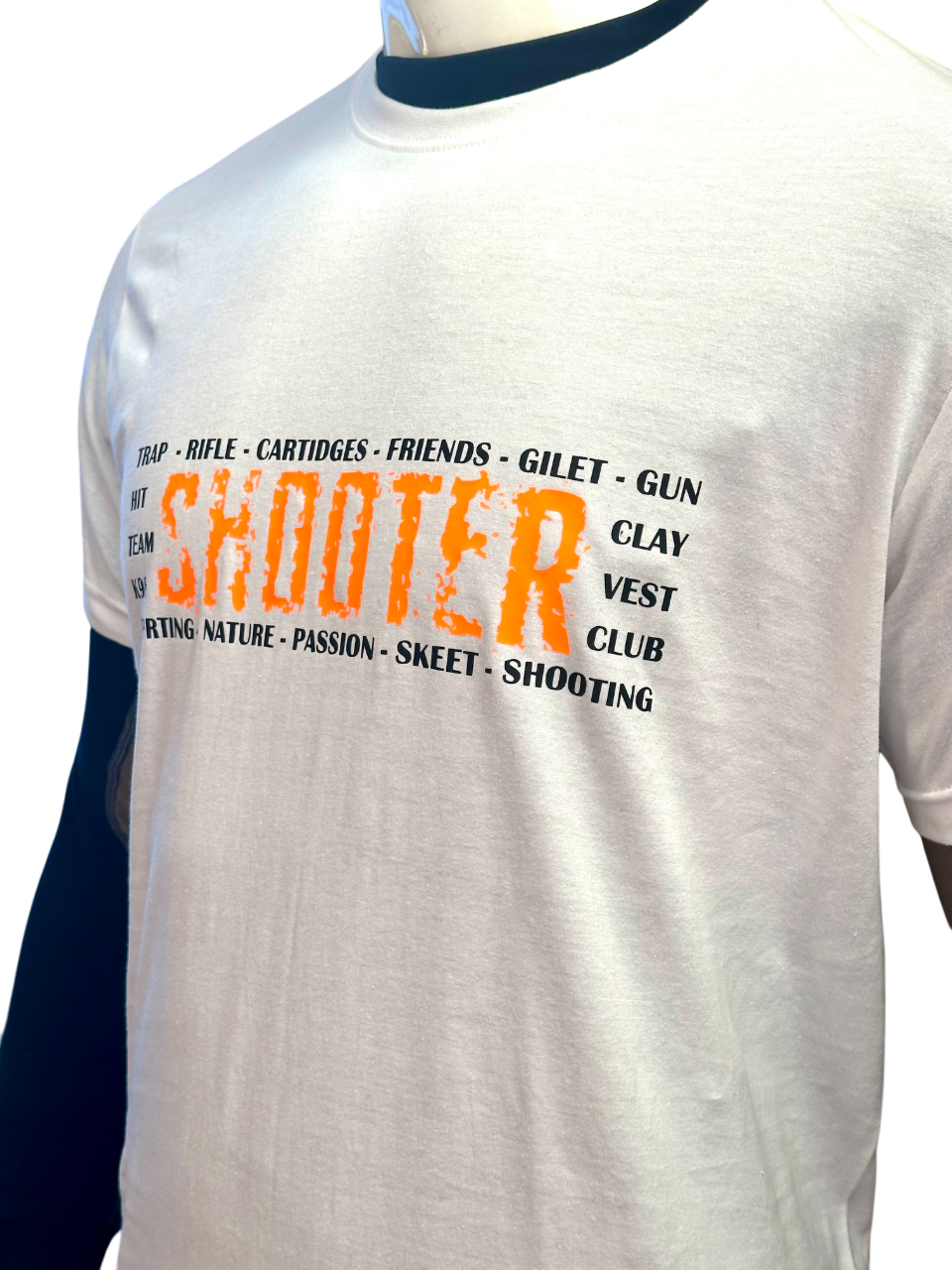 T-shirt K98 Shooter bianca indossata, vestibilità comoda e sportiva