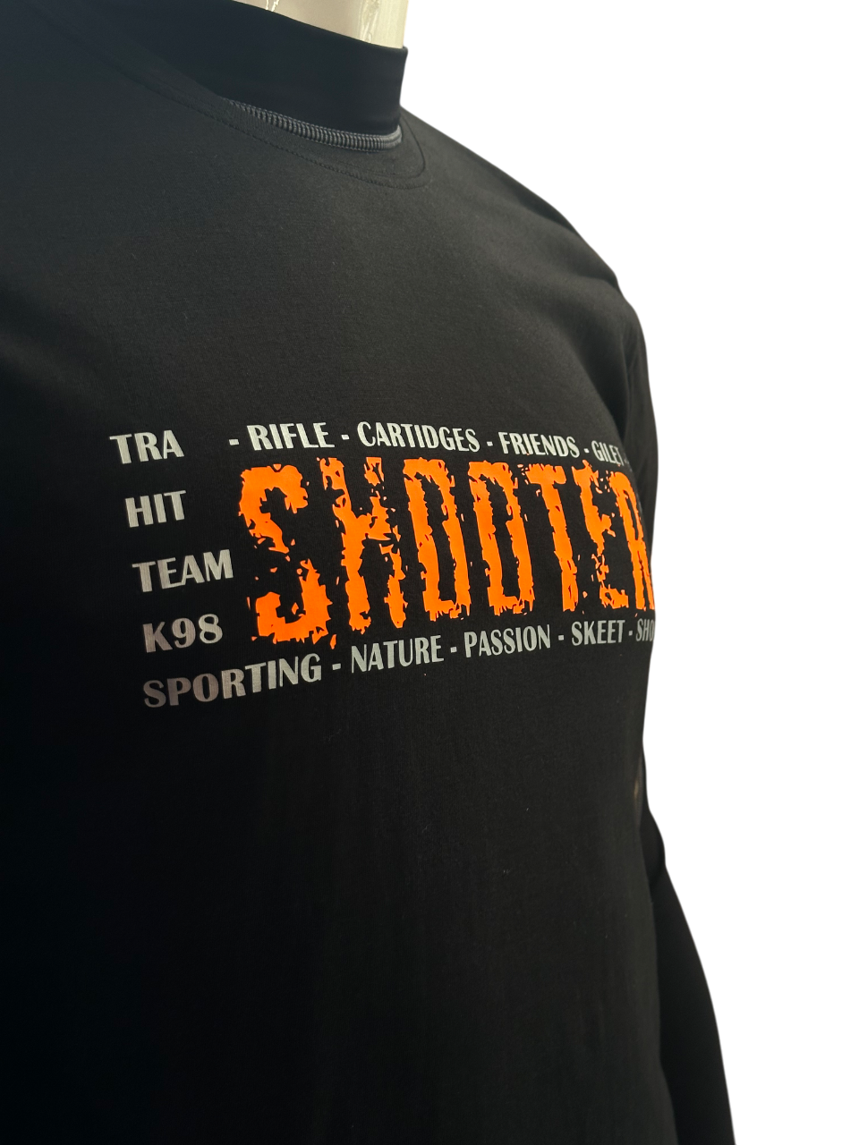 k98-tshirt-shooter-nera-indossata