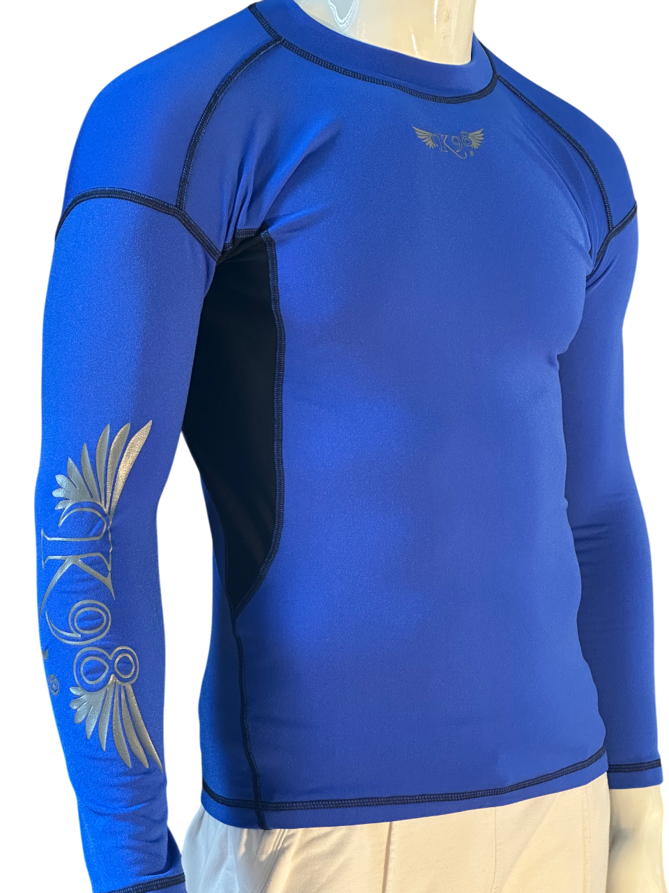 T-shirt termica blu da uomo, vestibilità aderente, ideale per climi freddi o attività all’aperto
