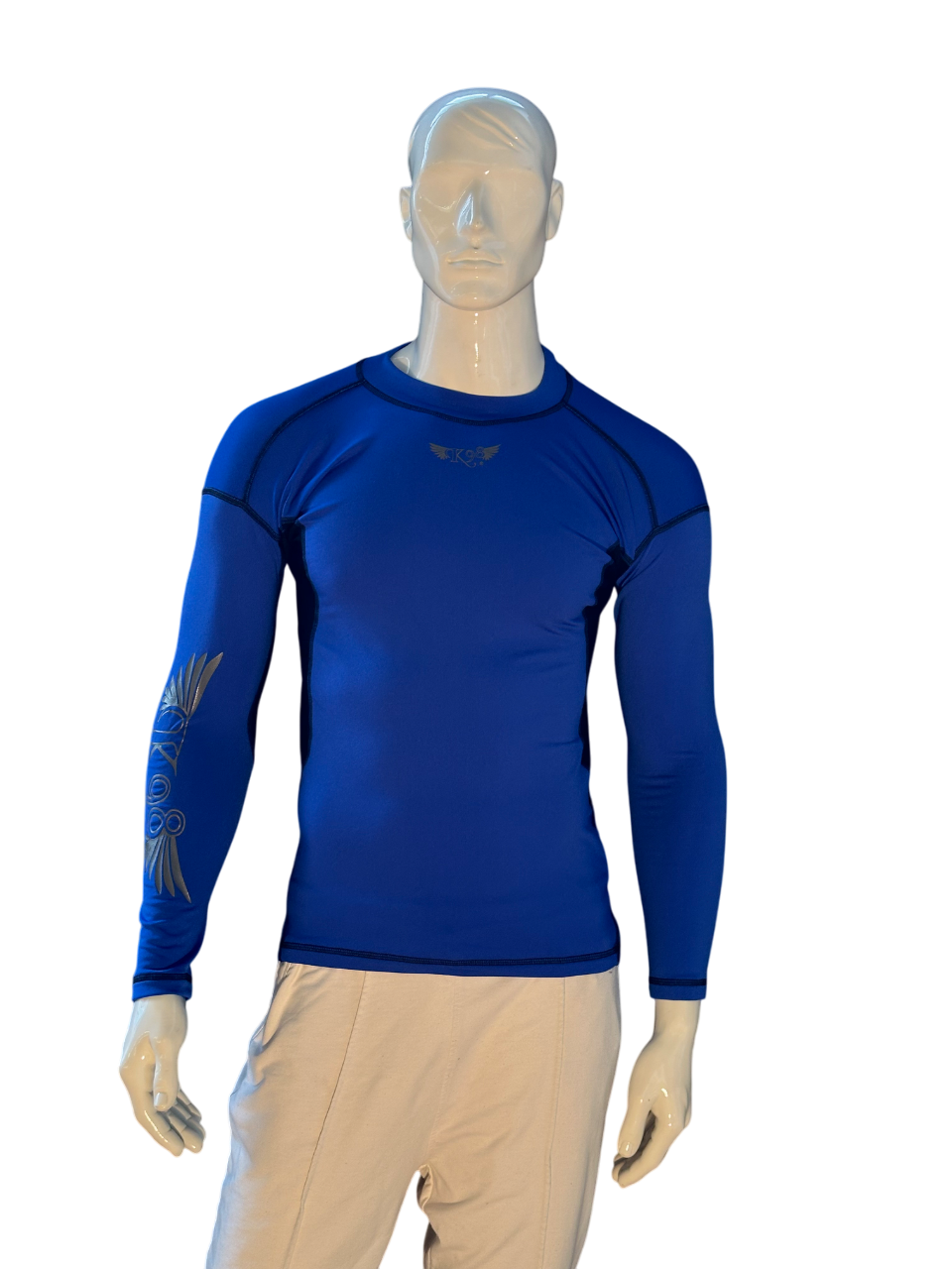 Maglietta tecnica blu a maniche lunghe, progettata per trattenere il calore e favorire la traspirazione
