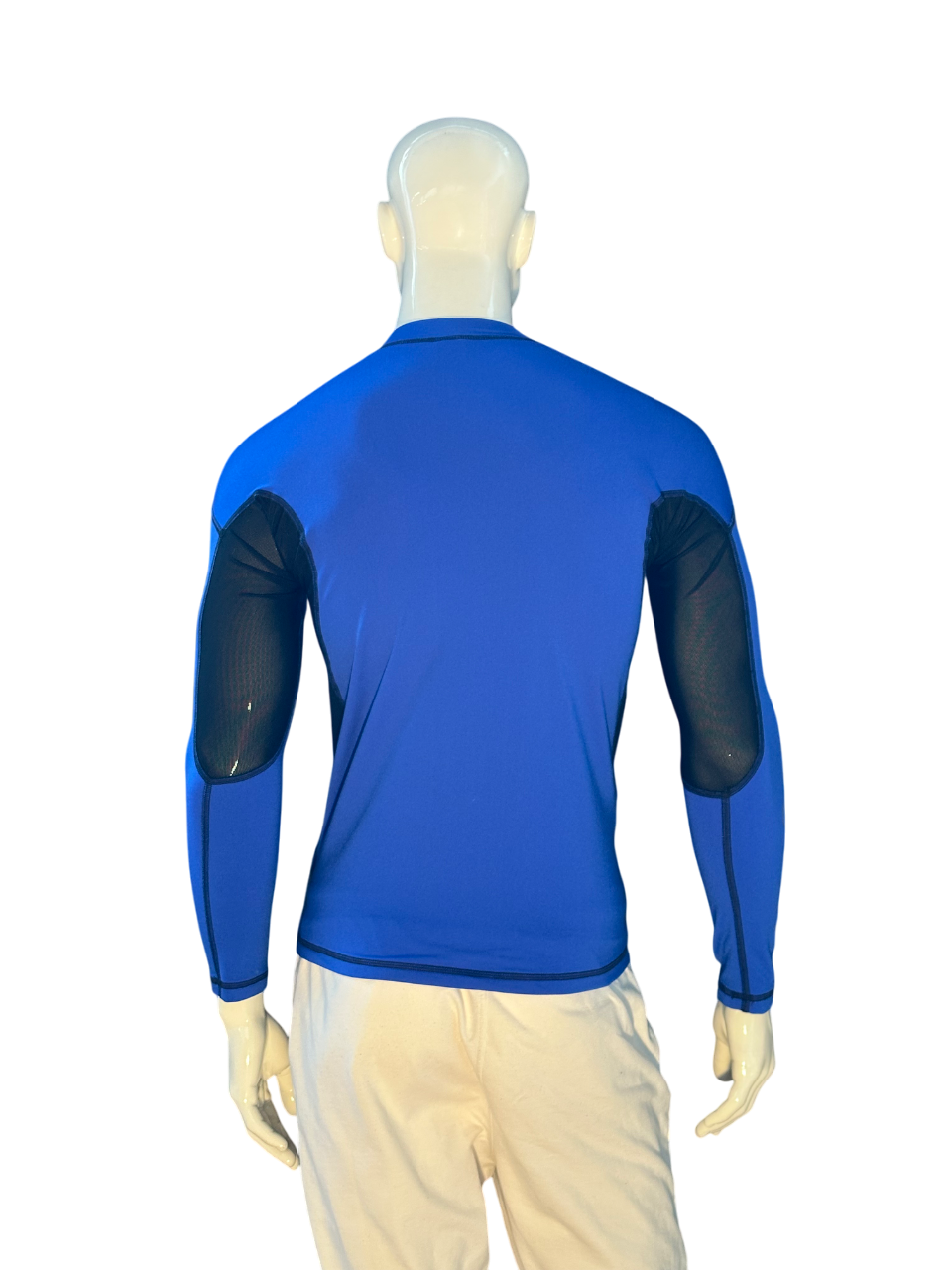 Vista posteriore della T-shirt termica blu, design semplice e funzionale