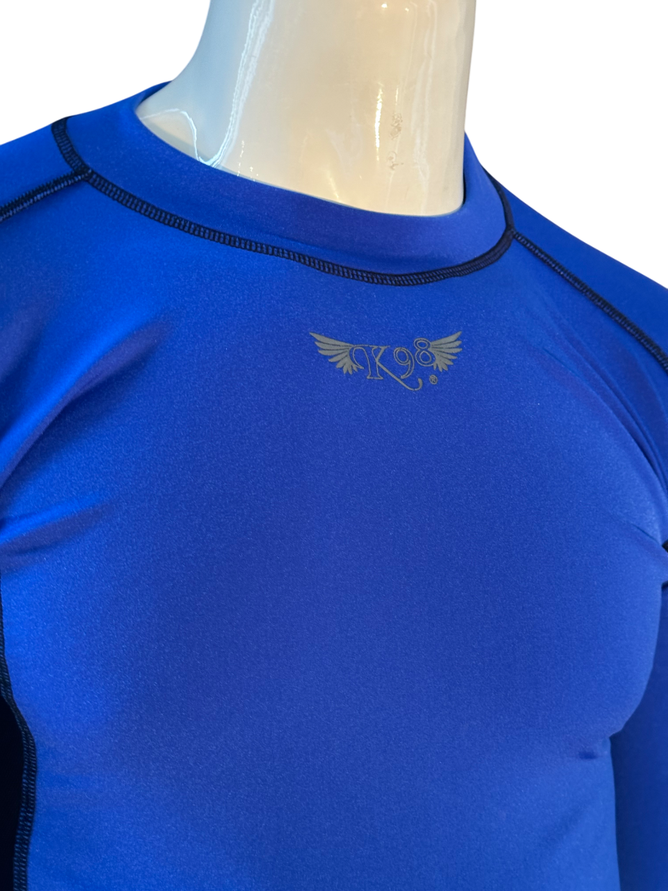 Dettaglio della T-shirt termica blu K98: tessuto tecnico in poliestere