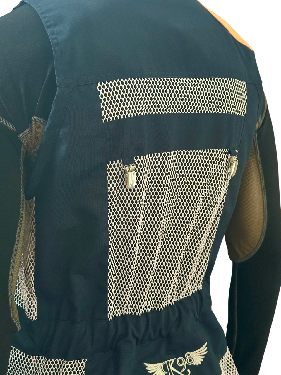 Gilet da tiro K98 K7 indossato, evidenzia vestibilità sportiva e funzionalità sul campo.