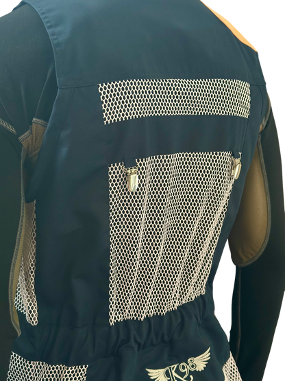 Gilet da tiro K98 K7 indossato, evidenzia vestibilità sportiva e funzionalità sul campo.