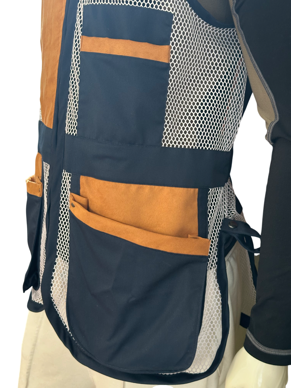Profilo laterale del gilet K98 K7 blu e bianco, con tasche singole frontali capienti per cartucce.