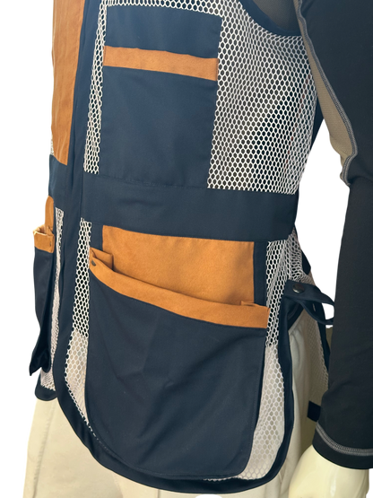 Profilo laterale del gilet K98 K7 blu e bianco, con tasche singole frontali capienti per cartucce.