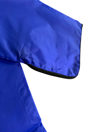 Dettaglio del materiale impermeabile della copertura antipioggia nera per fucile K98, resistente all'acqua e all'usura​
