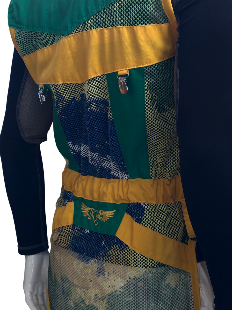 Dettaglio delle tasche oblique del gilet K98 K11 Trap Flag Brasile, progettate per un comfort ottimale durante il tiro
