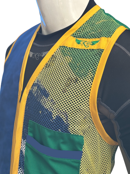 Gilet K98 K11 Trap Flag Brasile indossato da modello, ideale per le discipline Trap, Skeet e Sporting​