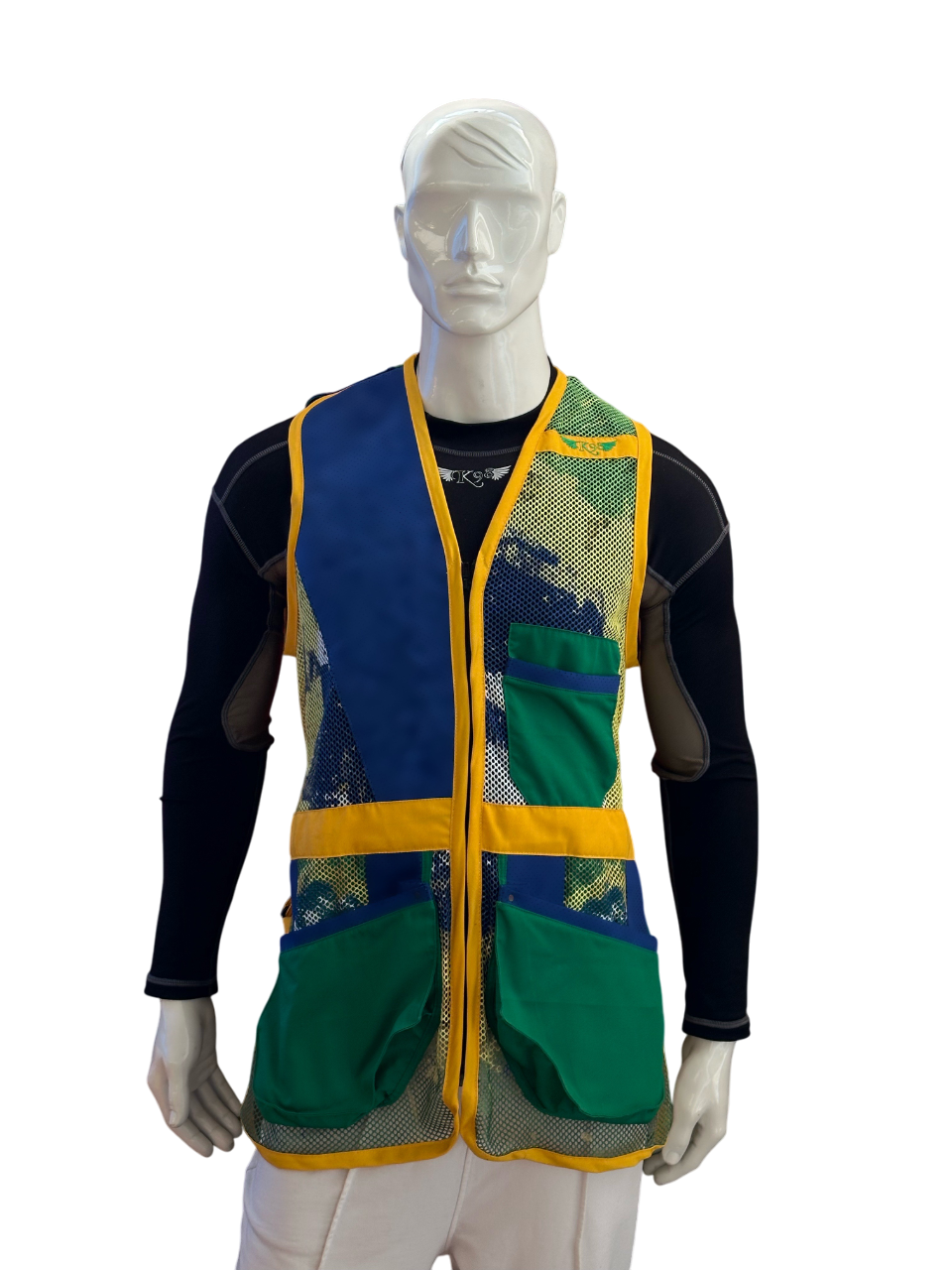 Gilet da tiro K98 K11 Trap Flag Brasile, vista frontale con tessuto verde e giallo, rete sfumata Brasile e zona fucile in ecopelle blu royal​

