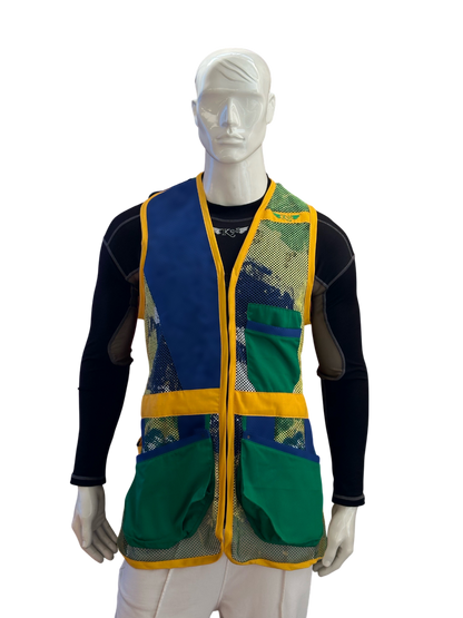 Gilet da tiro K98 K11 Trap Flag Brasile, vista frontale con tessuto verde e giallo, rete sfumata Brasile e zona fucile in ecopelle blu royal​


