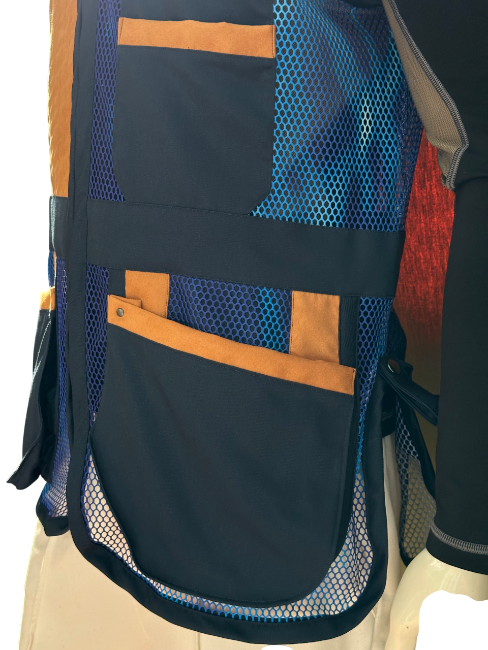 Dettaglio delle tasche oblique del gilet K98 K11 Trap Galassia Blu, progettate per un comfort ottimale durante il tiro​