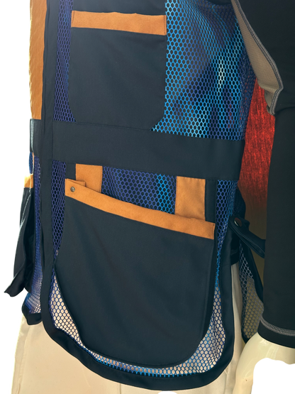 Dettaglio delle tasche oblique del gilet K98 K11 Trap Galassia Blu, progettate per un comfort ottimale durante il tiro​