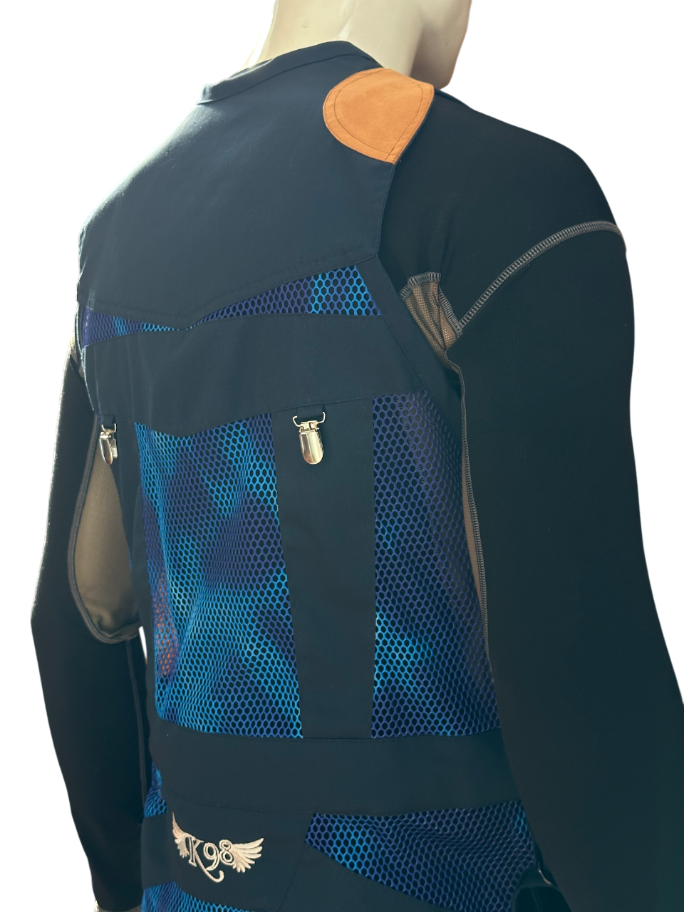 Gilet K98 K11 Trap Galassia Blu indossato da modello, ideale per le discipline Trap, Skeet e Sporting​