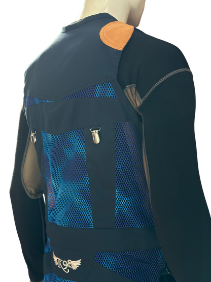 Gilet K98 K11 Trap Galassia Blu indossato da modello, ideale per le discipline Trap, Skeet e Sporting​