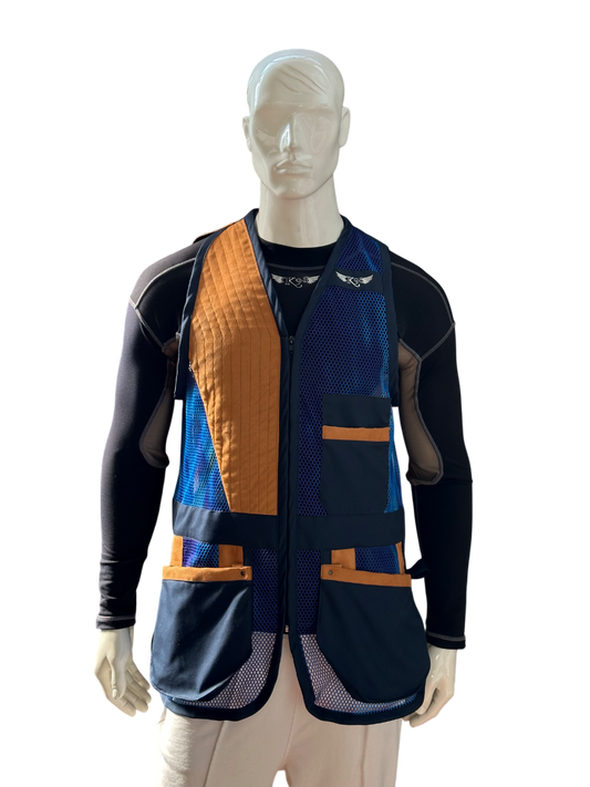 Gilet da tiro K98 K11 Trap Galassia Blu, vista frontale con tessuto blue navy, rete sfumata blu e zona fucile in ecopelle marrone​