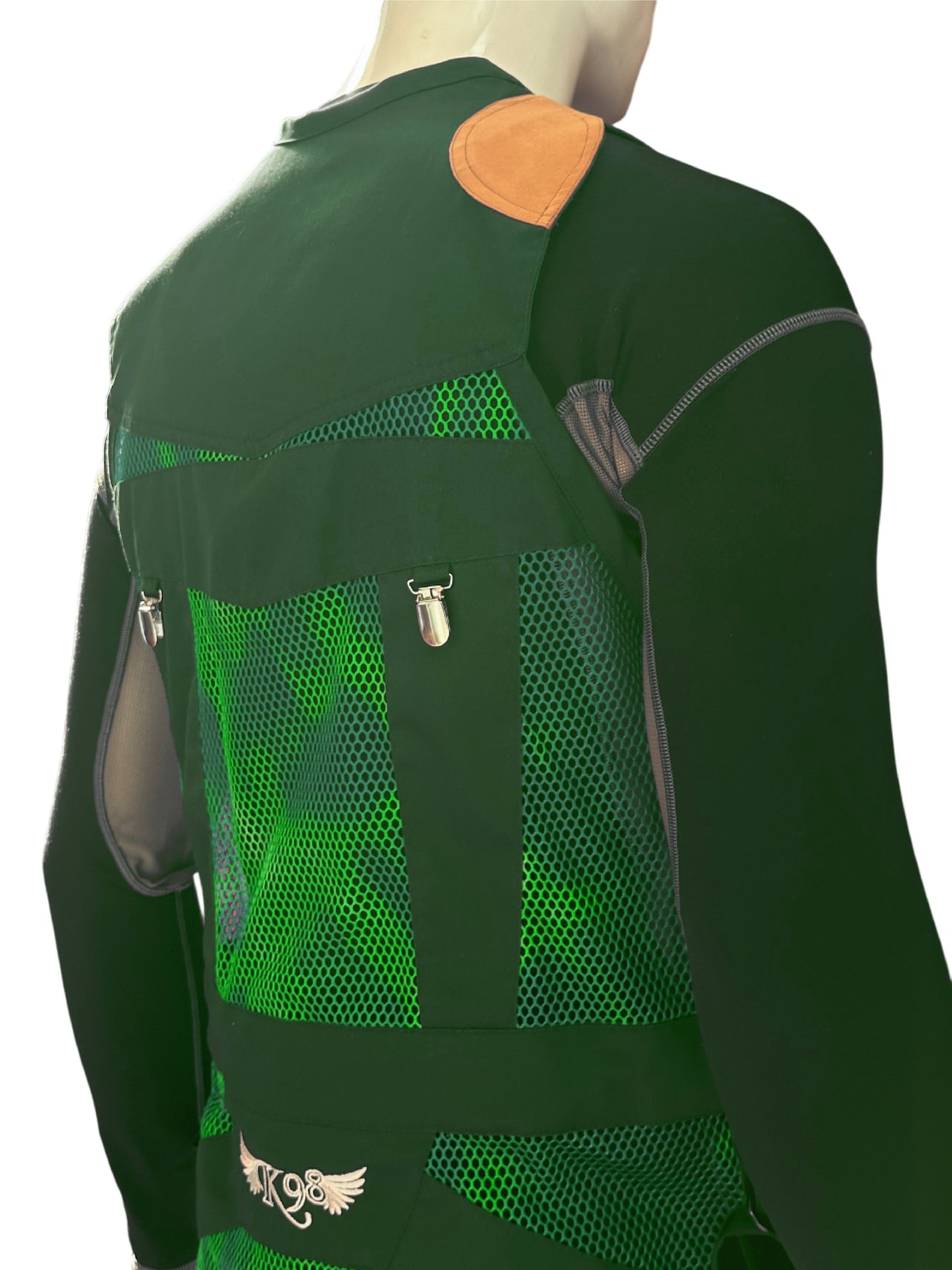 Dettaglio del tessuto verde scuro e rete sfumata verde del gilet K98 K11 Trap Galassia Verde​