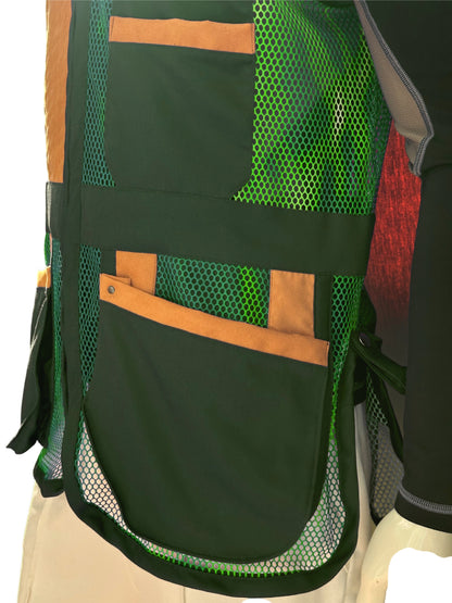 Gilet K98 K11 Trap Galassia Verde indossato da modello, ideale per le discipline Trap, Skeet e Sporting