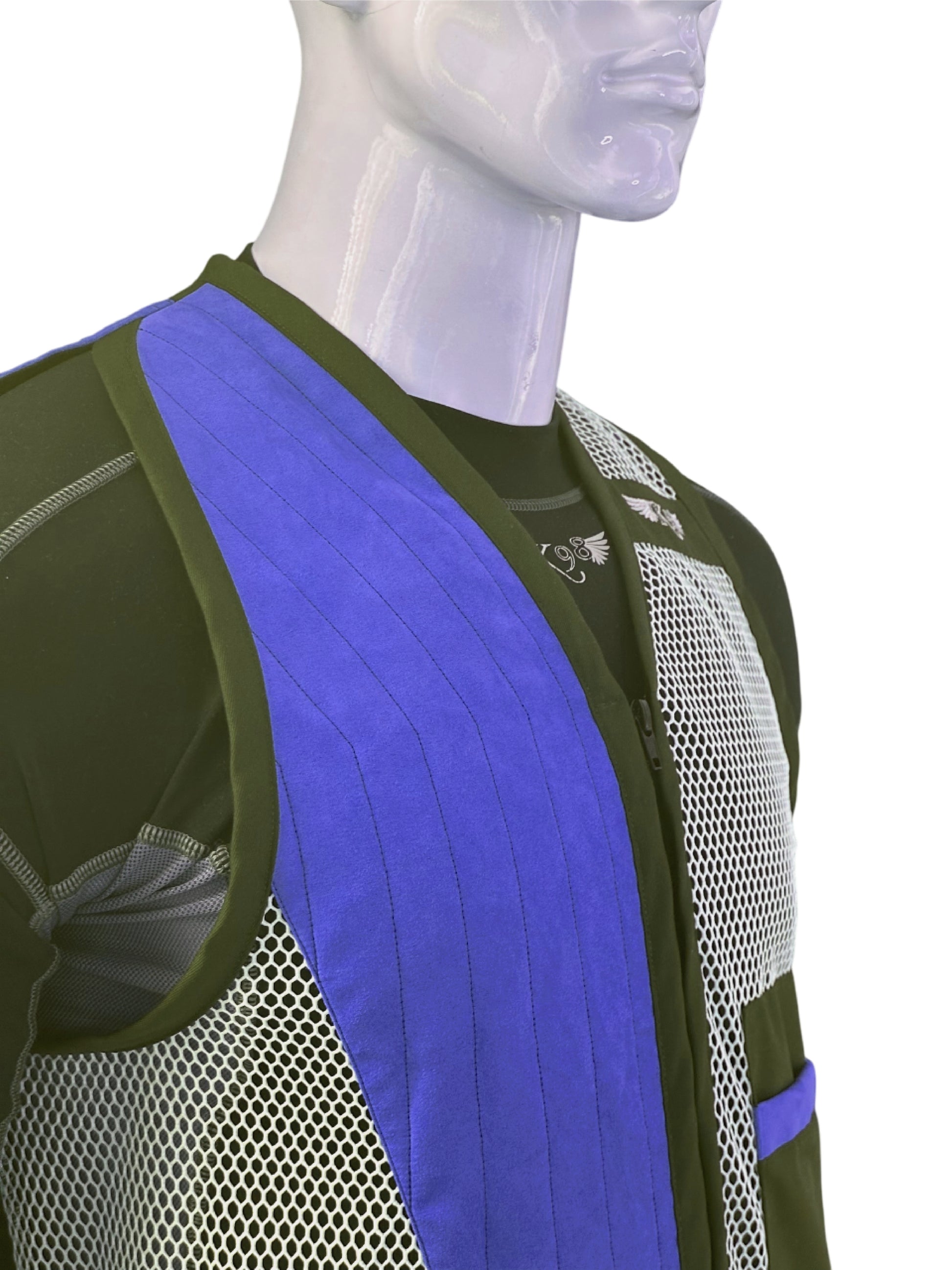 Gilet K98 K7 Blu e Nero indossato da modello, ideale per le discipline Trap, Skeet e Sporting