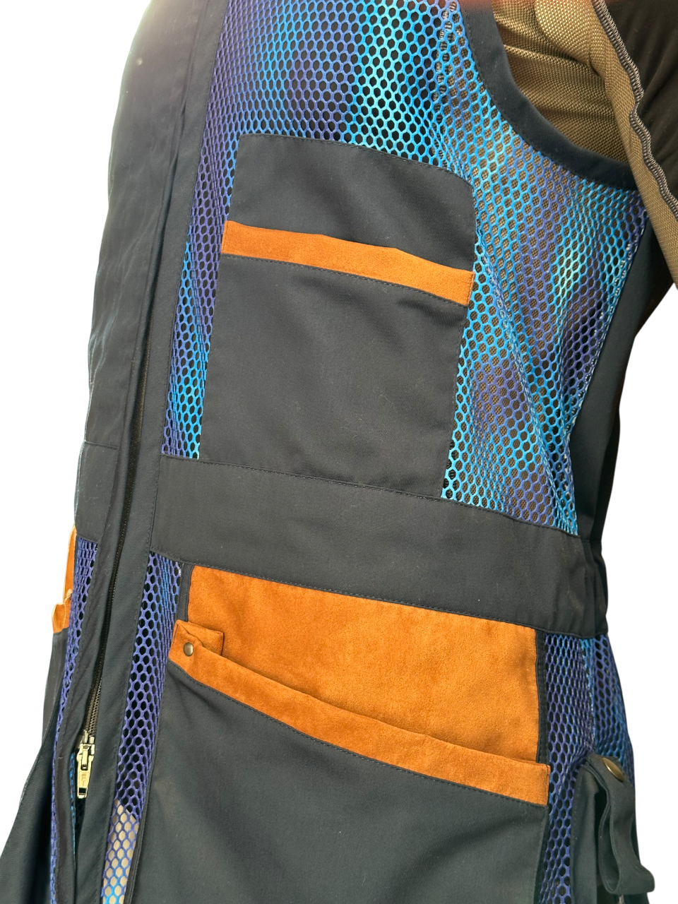 Dettaglio delle tasche del gilet da tiro K98 K11 Trap Basic Blu, praticità per il tiratore