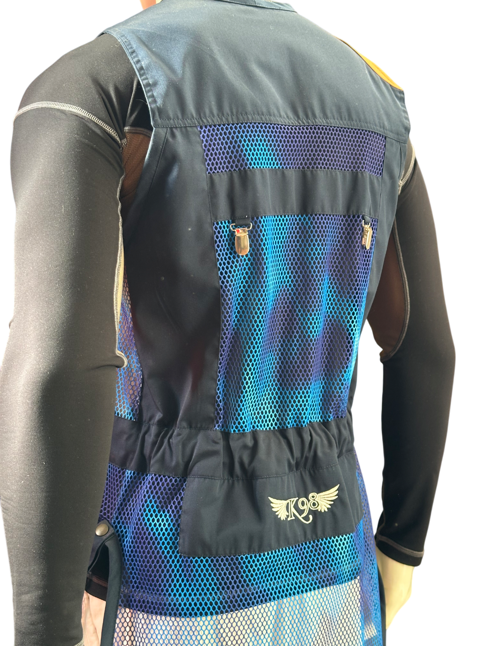 Gilet da tiro K98 K11 Trap Basic Blu indossato, vestibilità e performance​