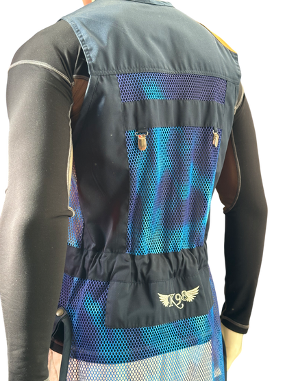 Gilet da tiro K98 K11 Trap Basic Blu indossato, vestibilità e performance​