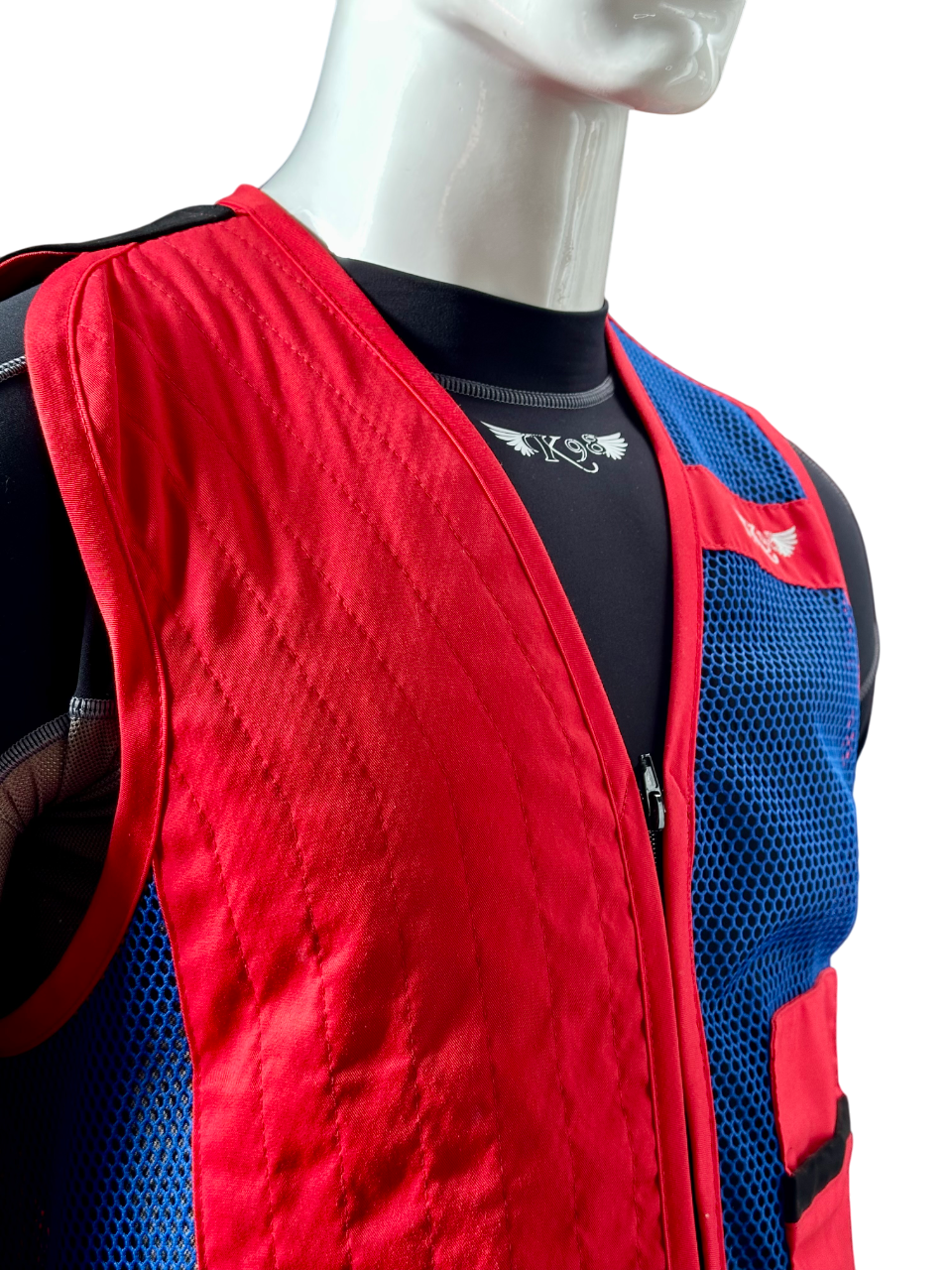Dettaglio delle tasche e rifiniture del gilet da tiro K98 K7 Trap, tessuto rosso con ecopelle nera