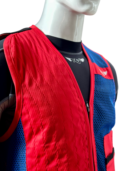 Dettaglio delle tasche e rifiniture del gilet da tiro K98 K7 Trap, tessuto rosso con ecopelle nera