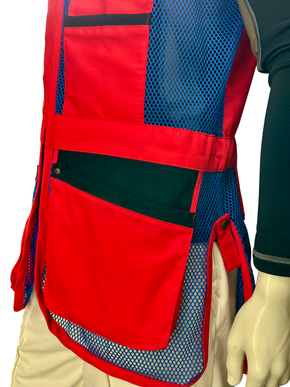 Gilet da tiro K98 K7 Trap indossato, combinazione di colori blu royal e rosso per uno stile sportivo e performante

