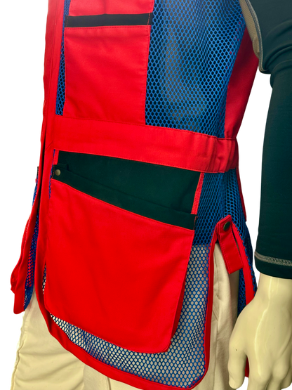 Gilet da tiro K98 K7 Trap indossato, combinazione di colori blu royal e rosso per uno stile sportivo e performante


