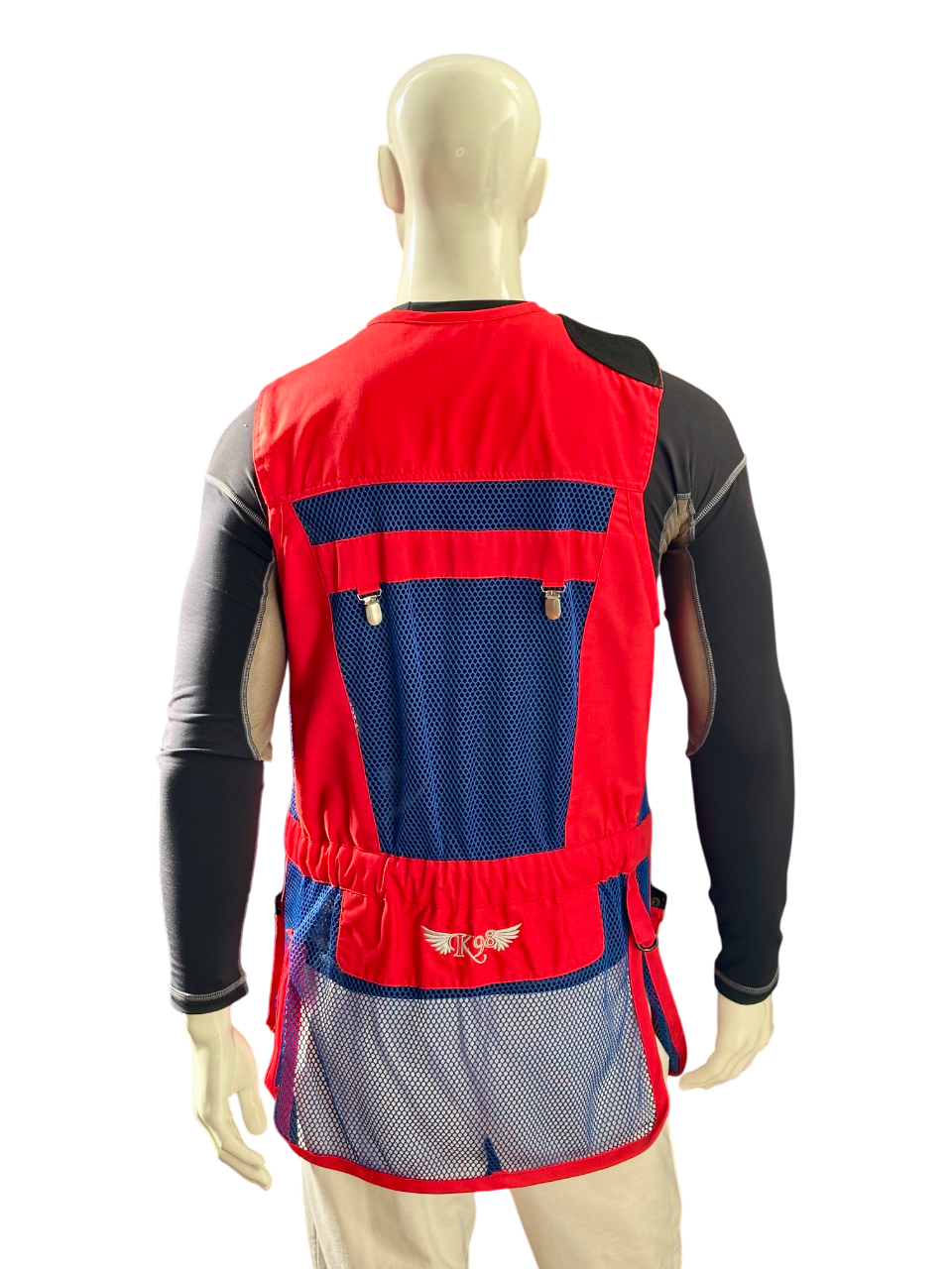 Vista posteriore del gilet da tiro K98 K7 Trap, rete blu royal e dettagli tecnici per massima traspirazione