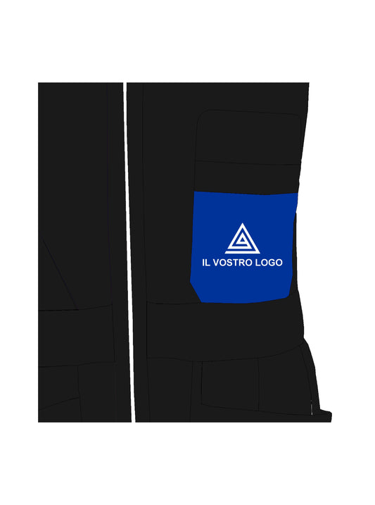 Personalizzazione K98: ricamo del logo sul lato anteriore del capo, ideale per gilet da tiro e abbigliamento sportivo​