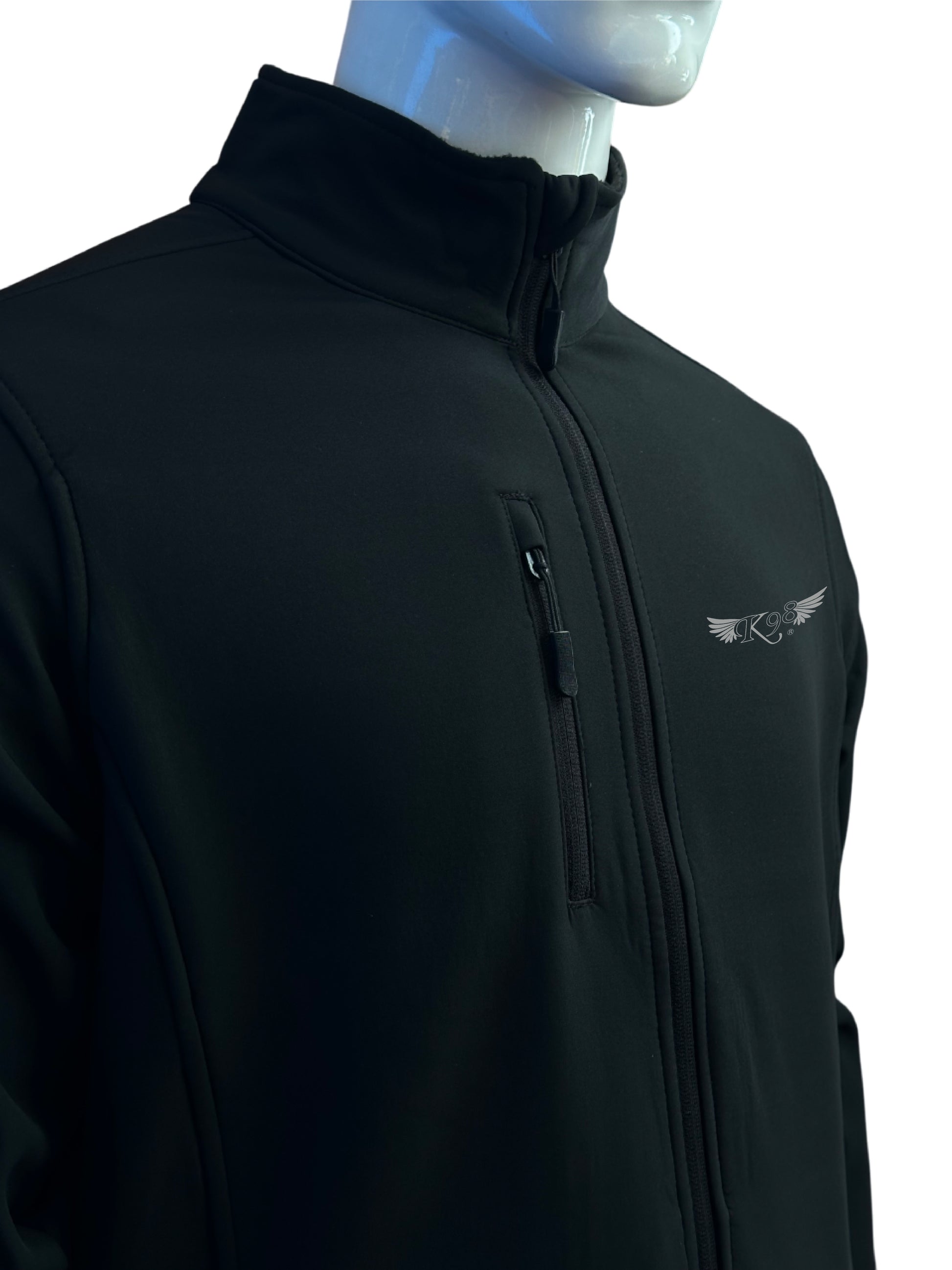 Dettaglio delle tasche laterali e tasca sul petto con cerniera della giacca Softshell Tech K98​