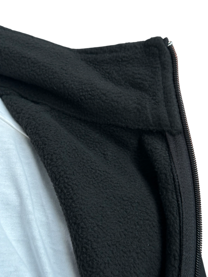 Giacca Softshell Tech K98 indossata da modello, ideale per attività all'aperto e condizioni climatiche variabili