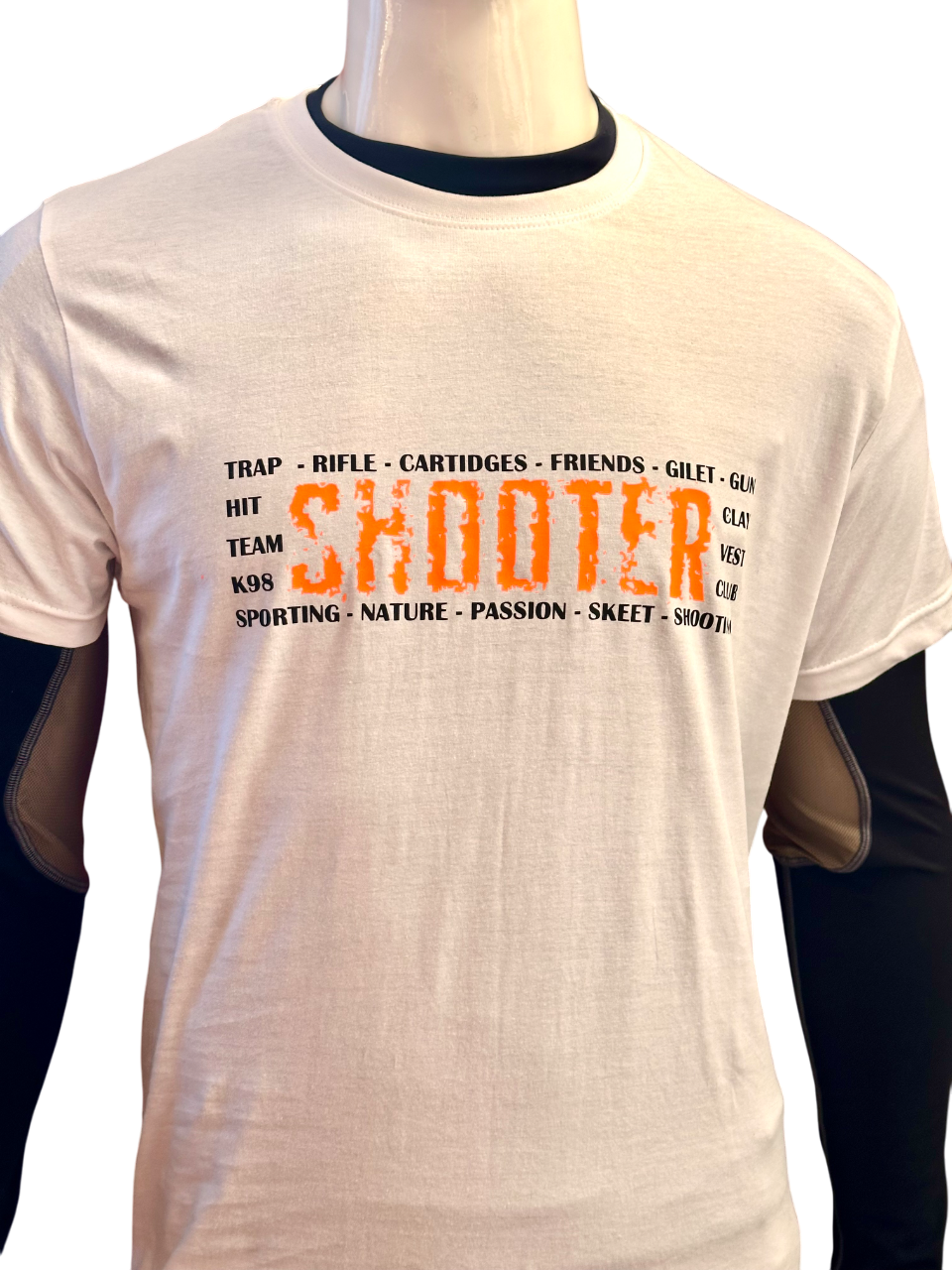 Dettaglio del logo K98 sulla T-shirt Shooter bianca, stampa di alta qualità​