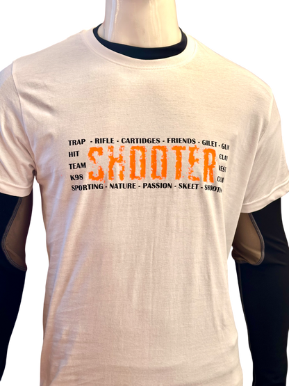 Dettaglio del logo K98 sulla T-shirt Shooter bianca, stampa di alta qualità​