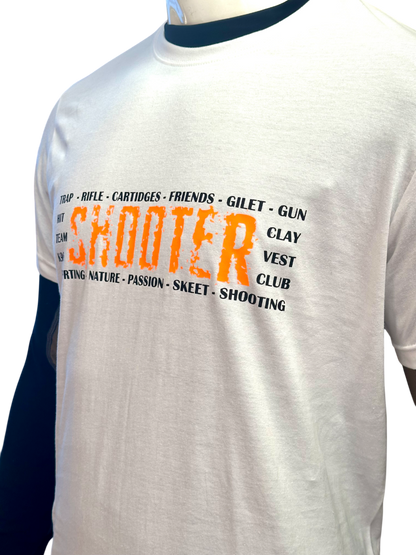 T-shirt K98 Shooter bianca indossata, vestibilità comoda e sportiva​