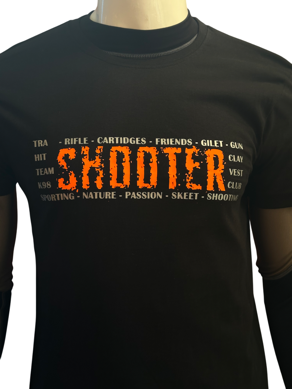 Dettaglio del logo K98 sulla T-shirt Shooter nera, stampa di alta qualità​