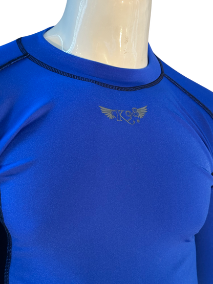 Dettaglio della T-shirt termica blu K98: tessuto tecnico in poliestere