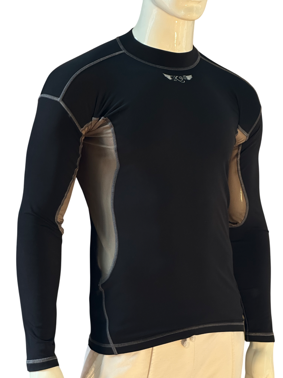 Dettaglio della T-shirt termica nera in poliestere, pensata per trattenere il calore corporeo.